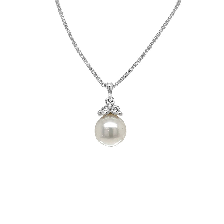 18kt White Gold Diamond And Pearl Pendant