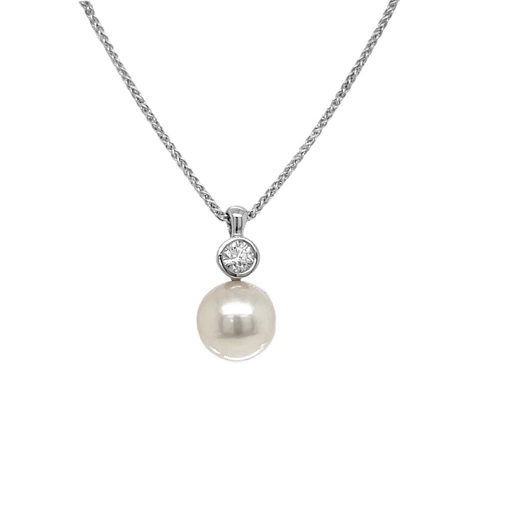 18kt Yellow Gold Diamond And Pearl Pendant