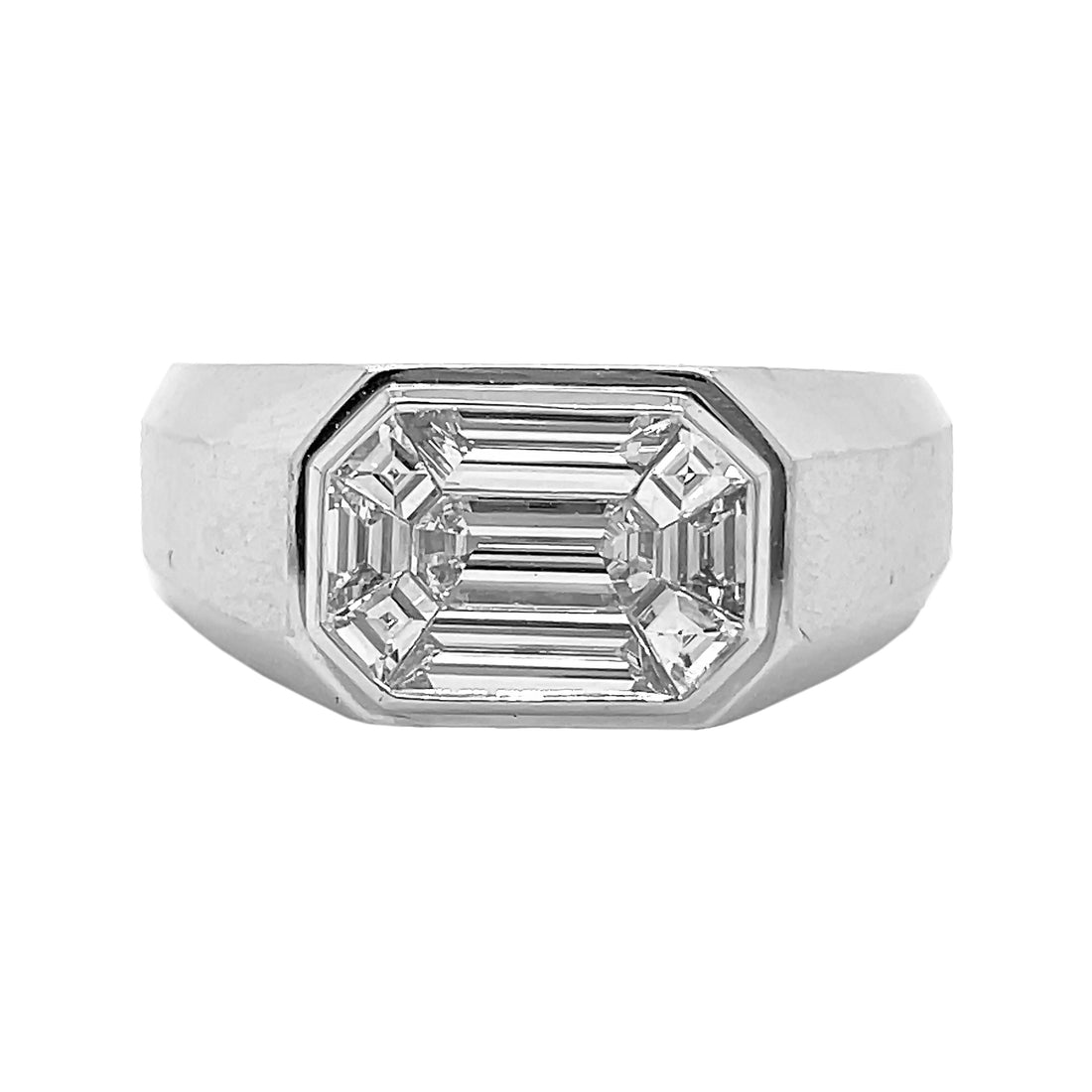 18kt White Gold Diamond Ring.