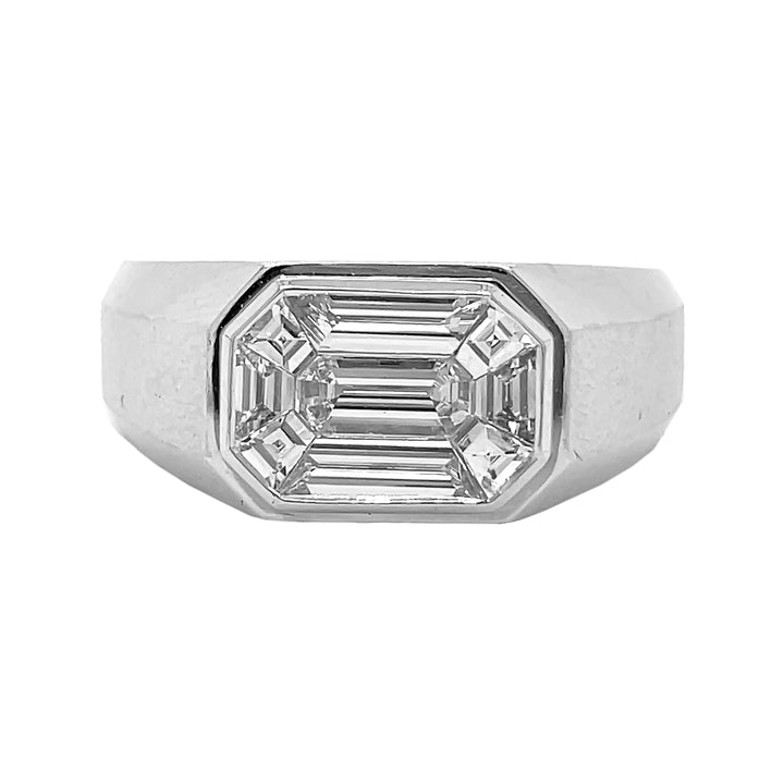 18kt White Gold Diamond Ring.