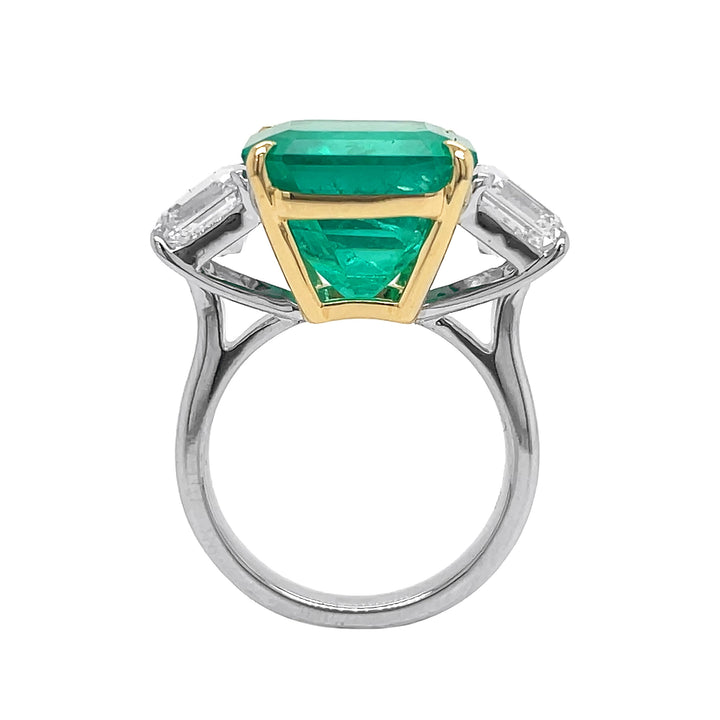 18kt White Gold Emerald And Diamond Ring