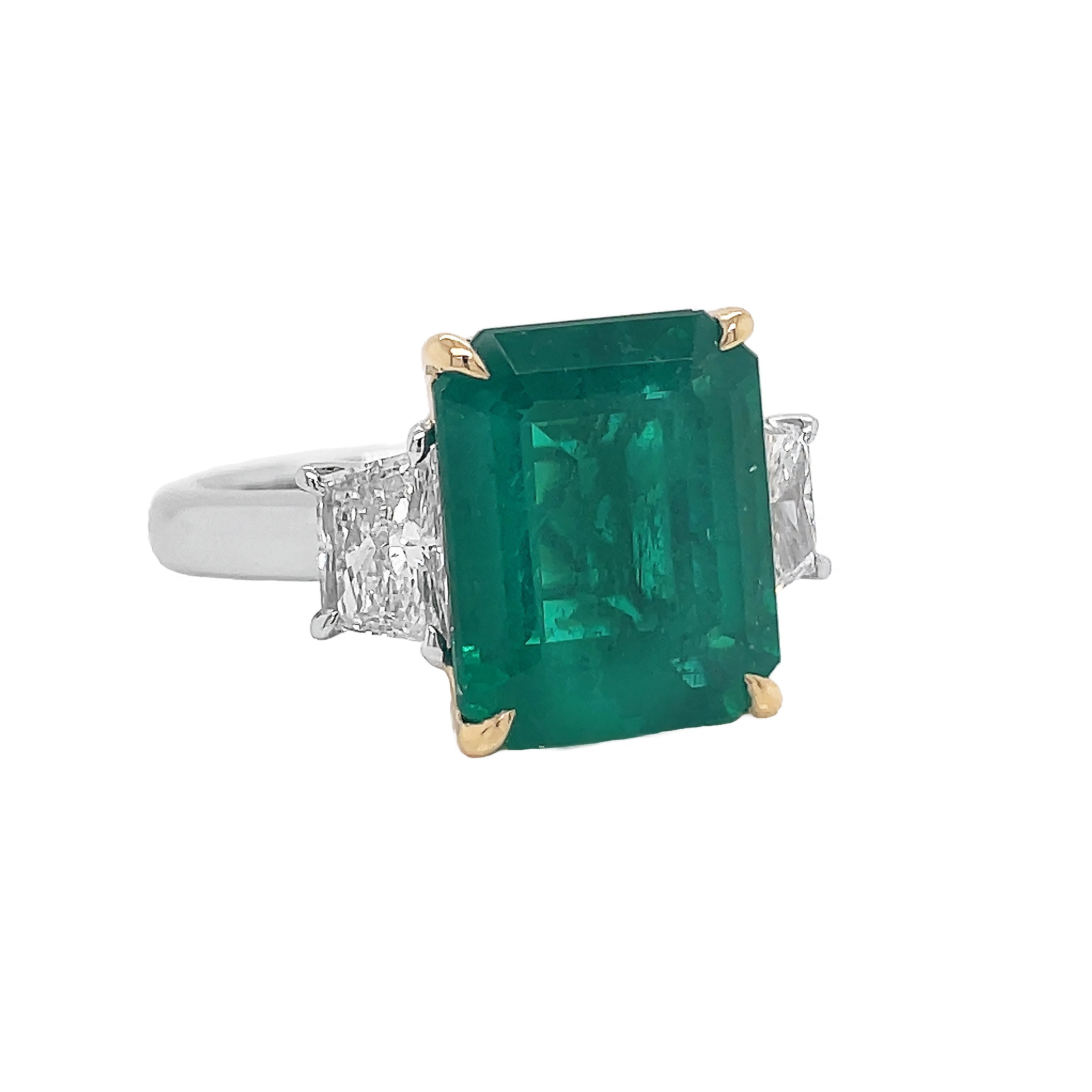 18kt White and Yelloa Gold Diamond and Green Emerald Ring